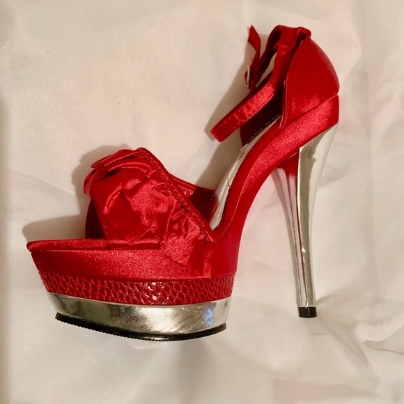 Red Ruffled Stilleto - Picture 3 of 3